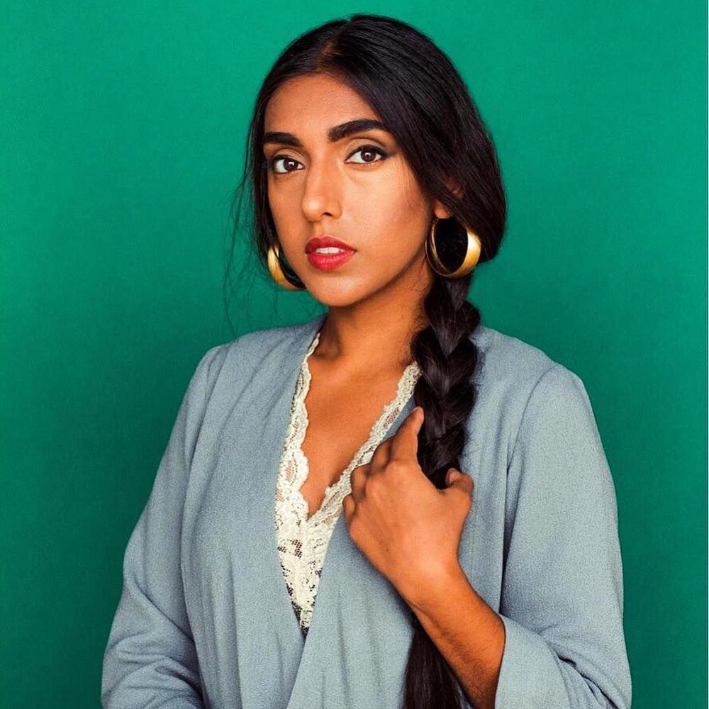 Rupi Kaur poétesse et écrivaine féministe canadienne d origine